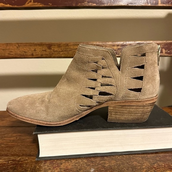 Vince Camuto Peera Tan Suede Cutout Ankle Booties Boots - Picture 6 of 13